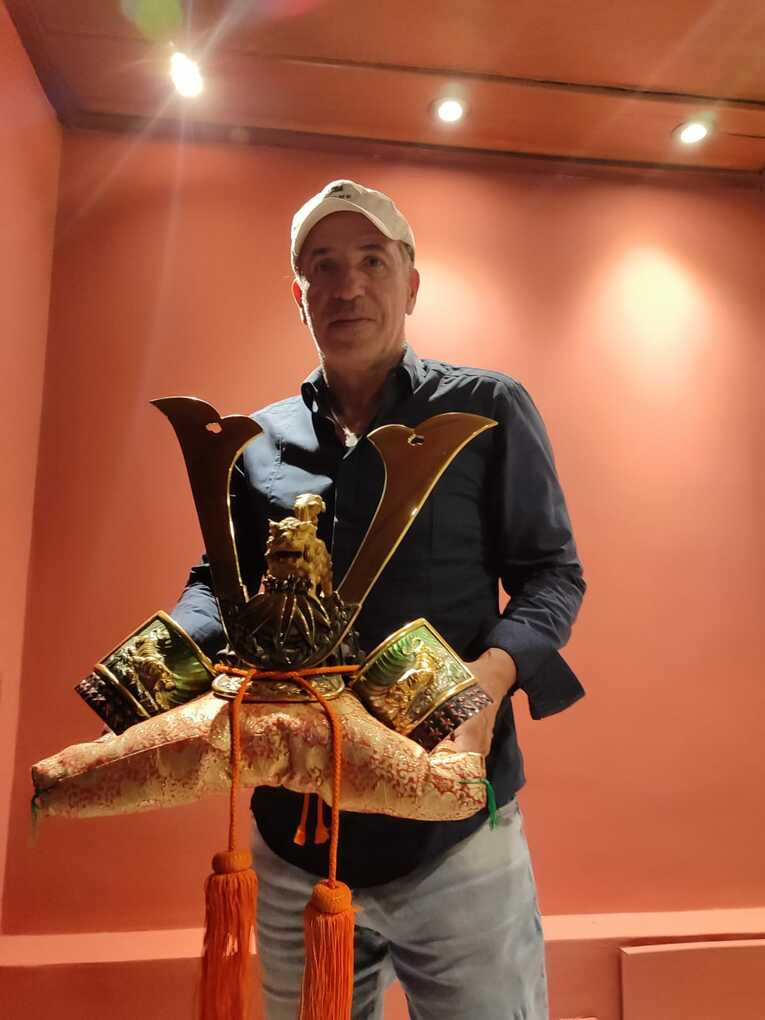 日本でもらった兜とともに　©Hiroaki Sawada