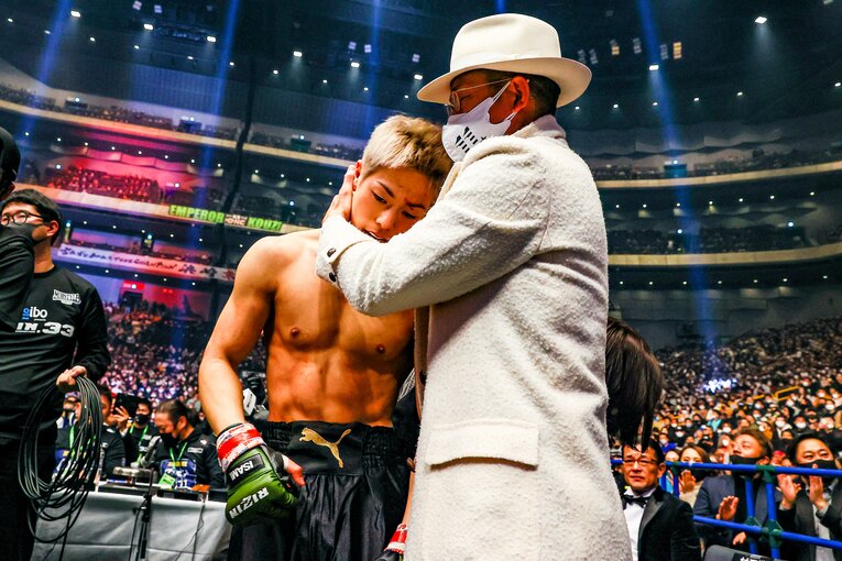 昨年大晦日、サッカーボールキックで初陣を飾り、父に祝福される三浦孝太　©RIZIN FF Susumu Nagao