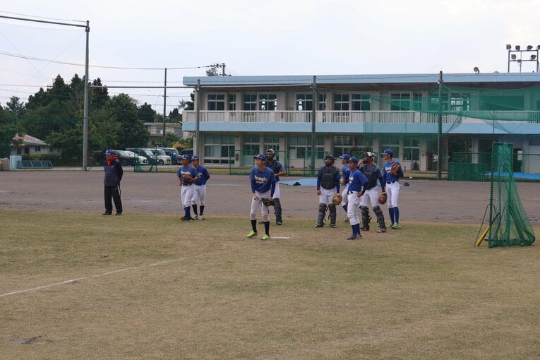 独特な形の校庭でトレーニングするエナジックナイン　©Fumi Sawai