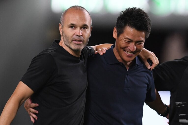 吉田孝行監督と肩を組むアンドレス・イニエスタ