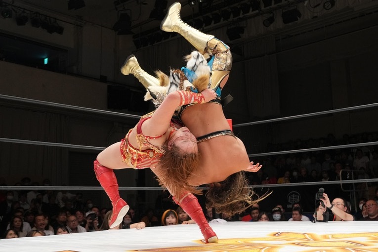 ジュリアをバックドロップで投げるSareee　©Essei Hara