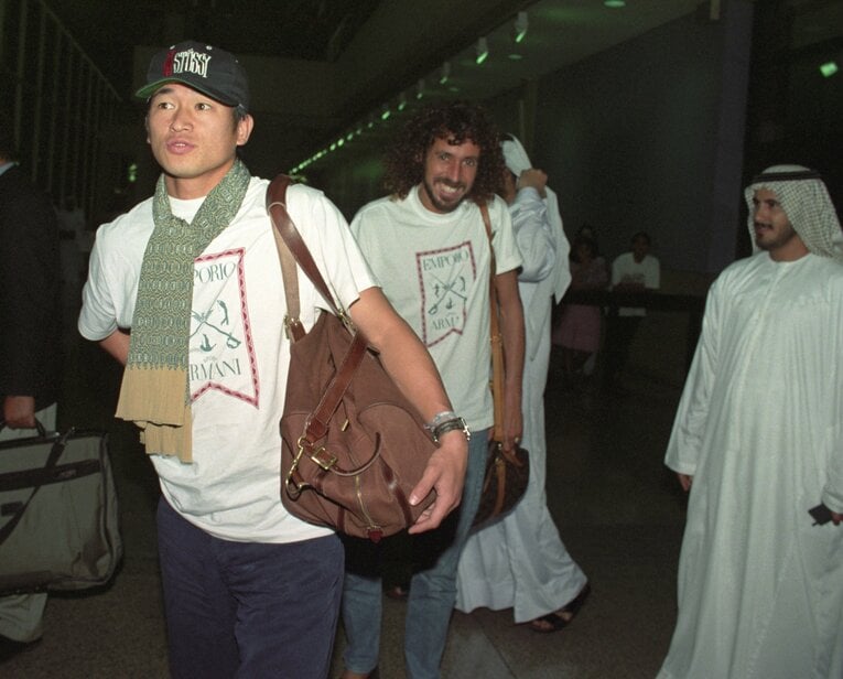 海外遠征の移動着もアルマーニのTシャツだったカズ（よく見るとラモスも…）©︎KYODO