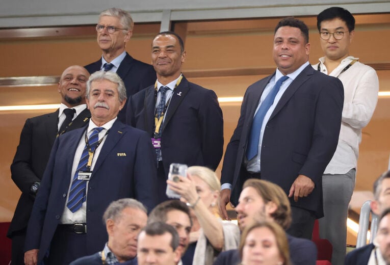 韓国戦を観戦したロベルト・カルロス、カフー、ロナウド（左奥はベンゲル氏） ©Getty Images