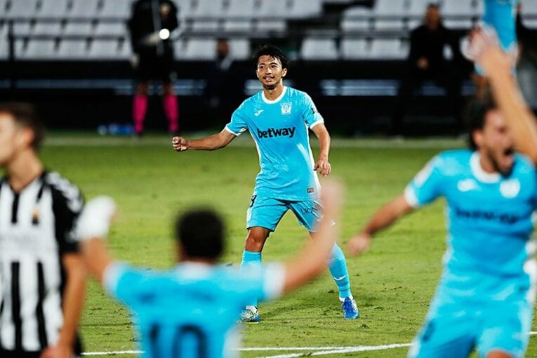 柴崎岳が闘うリーガのリアル　雨ざらしの客席、無観客も住宅屋上で観戦…新着写真を見る(8)