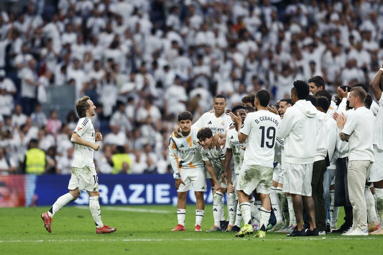 久保建英23歳vsモドリッチ39歳「吹っ飛ばし、抜き去った」後の敬意…“マドリー栄光の10番”涙と笑顔の別れ「好きになった言葉を」(21)