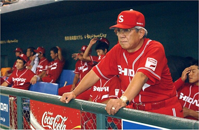 三菱ふそう川崎の胴上げを見て悔しい表情を見せる野村　©︎Kyodo News