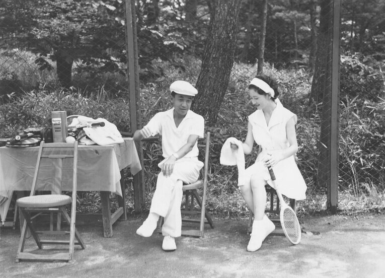 那須御用邸でテニスを楽しまれる上皇上皇后両陛下（宮内庁提供）