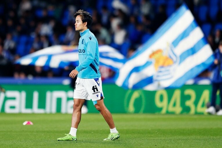 「“クボの疑惑PK”を写真で見ると」「日本代表ユニの少年も」ダービー熱狂のゴラッソ…映像で伝わりきらない“MVP久保建英”の英雄ぶり(14)