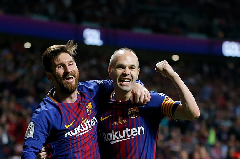 世界中を虜にしたメッシ（左）とイニエスタの連係。どちらも高年俸とはいえ格差はあったようで……。 ／ photograph by AFLO