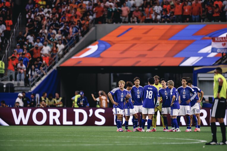 サマーフィルに決められた2失点目。直後に円陣を組み、11人で言葉を交わした日本代表　©Kiichi Matsumoto／JMPA