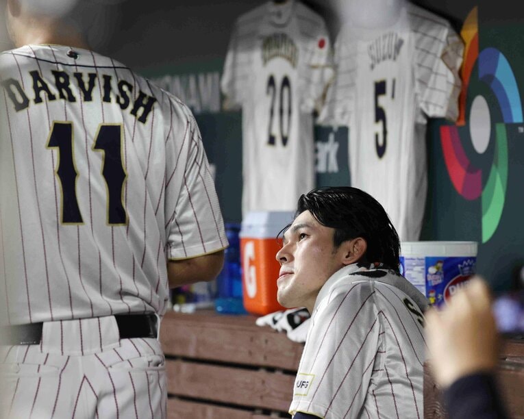 準決勝。マウンドを降りた佐々木朗希に話しかけるダルビッシュ　©JIJI PRESS