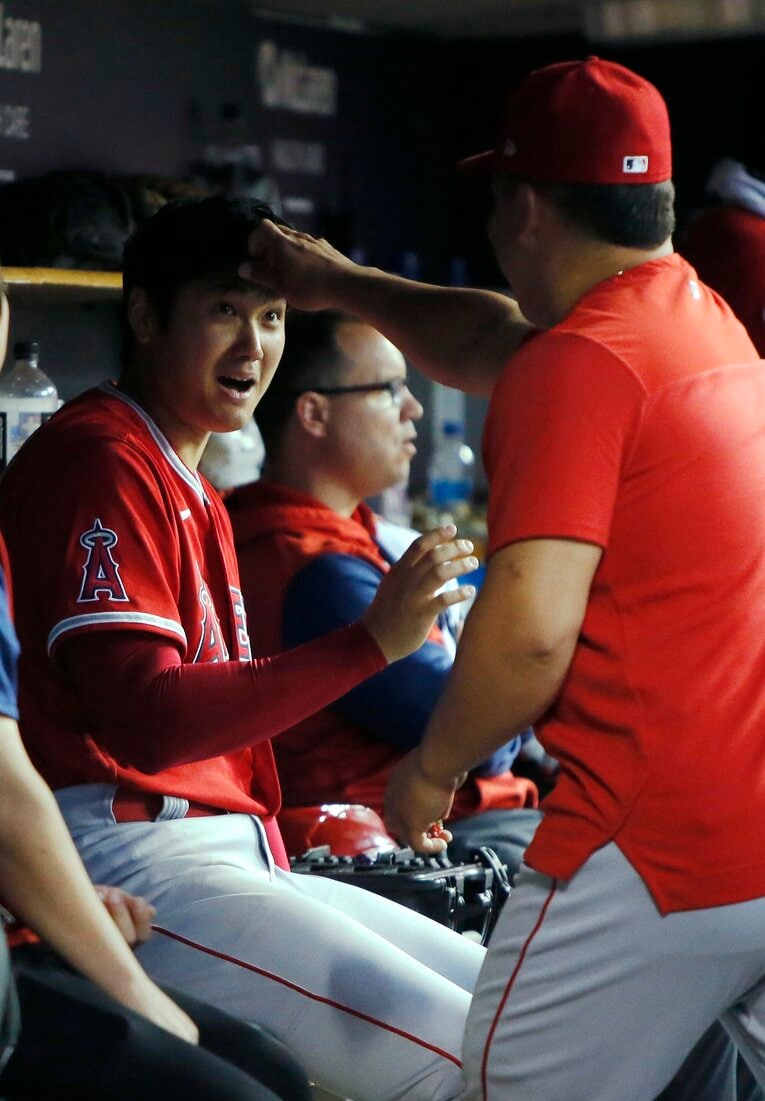 ベンチでホセ・スアレスとふざける大谷　©Getty Images