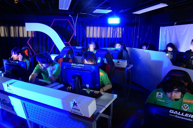 演出も派手だが、それ以上に選手たちの表情が印象に残る。「見せる」という意識において、すでに多くの競技を上回っている。 ／ photograph by Negi Yagi