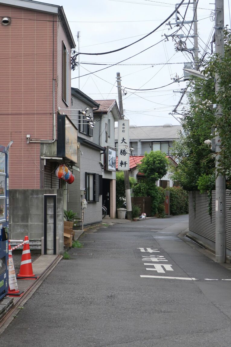 スタジアム通りから1本入った道の雰囲気