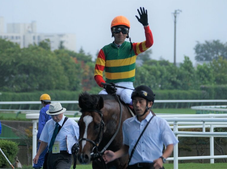 武豊を背に、札幌記念を勝利