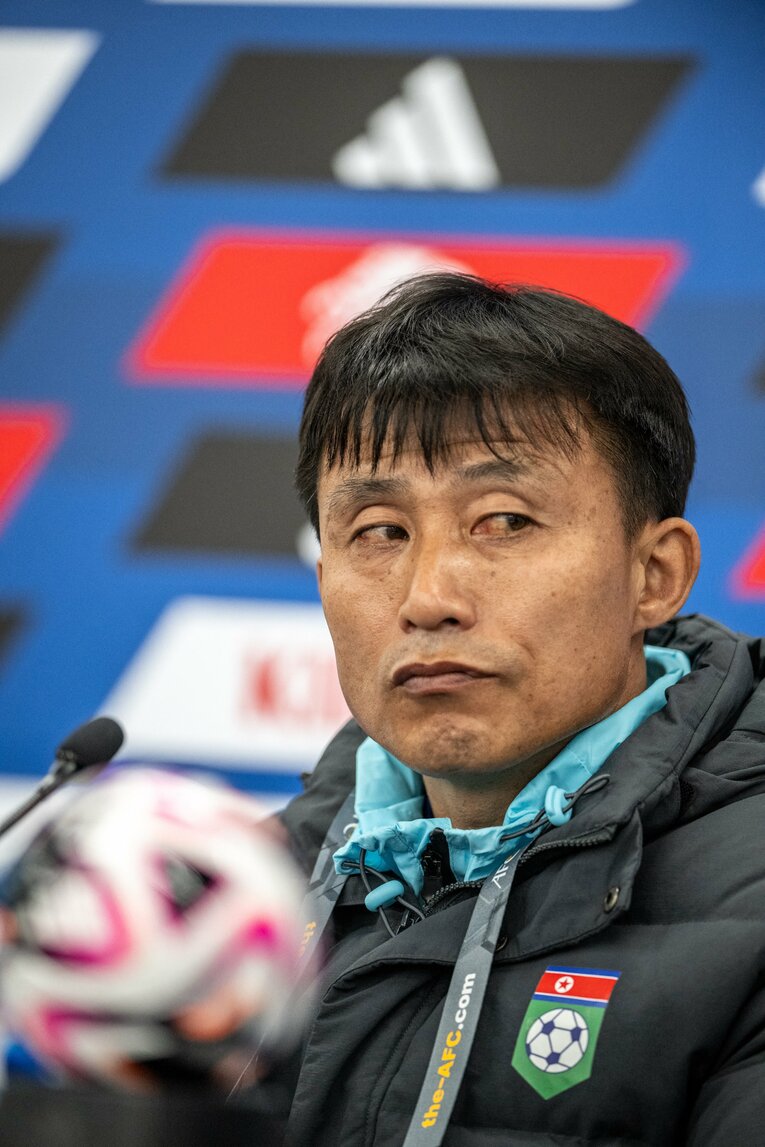 3月20日の前日会見、北朝鮮代表のシン・ヨンナム監督の鋭い視線　©AFP/JIJI PRESS