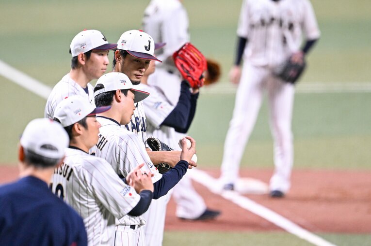 ボールの握りを質問中　©︎Nanae Suzuki