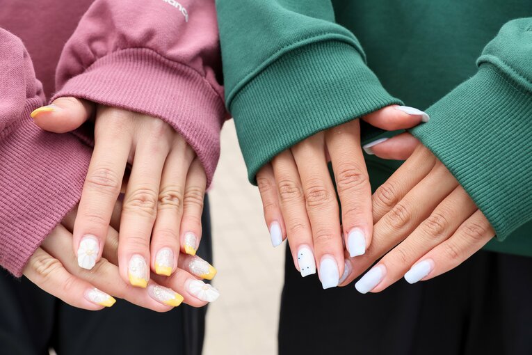 2人の気合の入ったネイル　©Shigeki Yamamoto