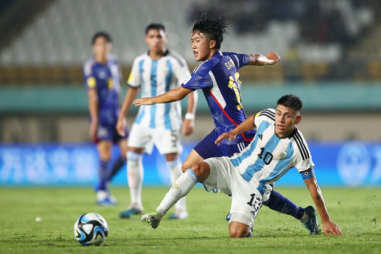 2023年のU-17W杯、アルゼンチンのエチェベリ（現レバークーゼン）とのマッチアップ…写真はまだまだ続きます　©Getty Images