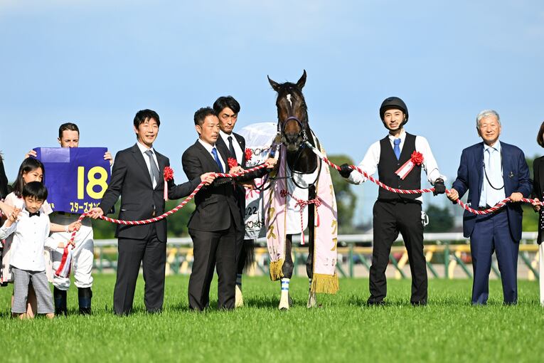 オークス直前に顔面を蹴られて放馬…発走“15分の大遅延”はなぜ起きたのか？「多くの馬の戦いは、スタート前に終わってしまった」(27)