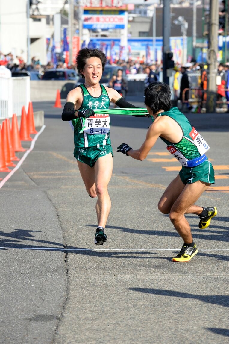 2011年、箱根駅伝「花の2区」で11人抜きを達成しタスキをつなぐ　©Asami Enomoto