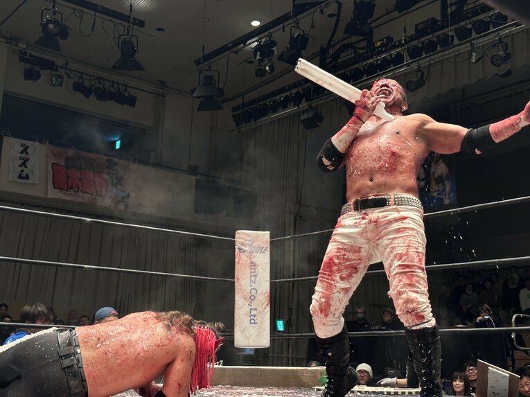 スワイプすると「エル・デスペラードvs葛西純」など激闘写真をご覧になれます　©Norihiro Hashimoto