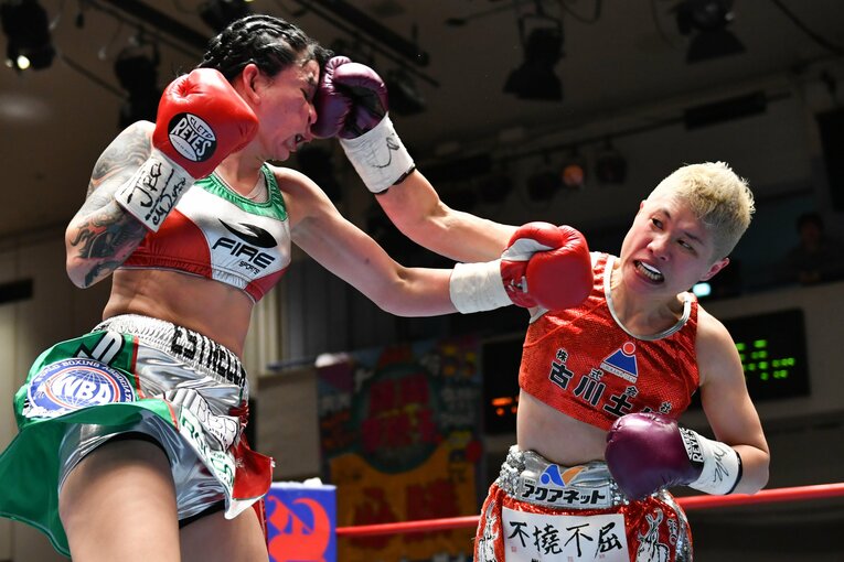 藤岡さんの強烈なパンチ©︎AFLO