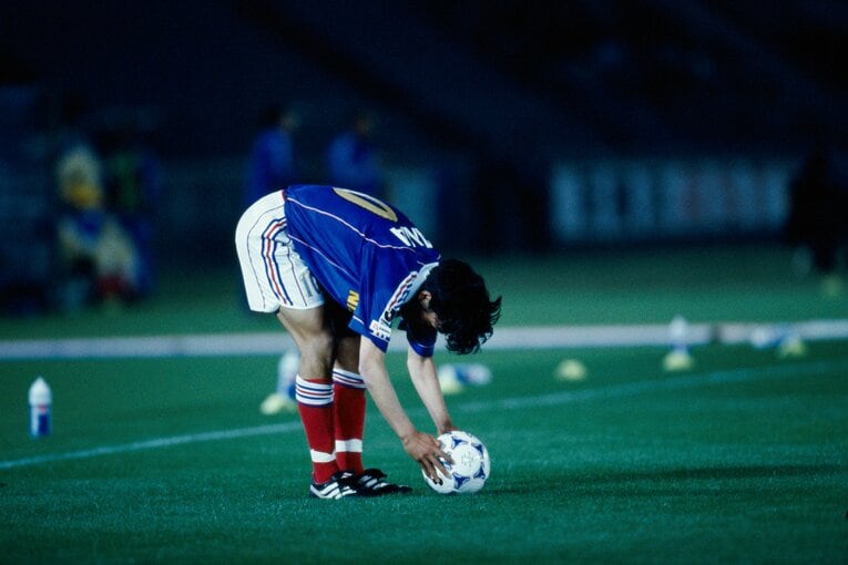 ボールをセットする中村俊輔　©︎Kazuaki Nishiyama