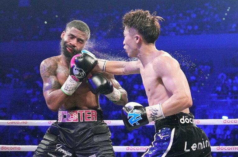 8ラウンド、スティーブン・フルトンをダウンに追い込んだ井上尚弥の右ストレート。リングサイドで同写真を撮影した福田直樹氏に話を聞いた ／ photograph by Naoki Fukuda