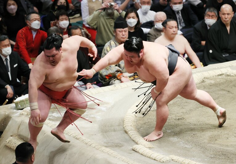 2023年初場所、阿武咲（左）を押し出しで下す貴景勝　©︎JIJI PRESS