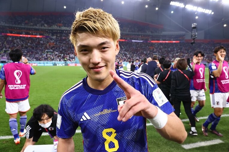 ドイツ戦に続き、スペイン戦でも反撃の口火を切る同点ゴールを決めた堂安律（24歳）。試合後、自身のTwitterで「優勝」を宣言した ／ photograph by JFA/AFLO