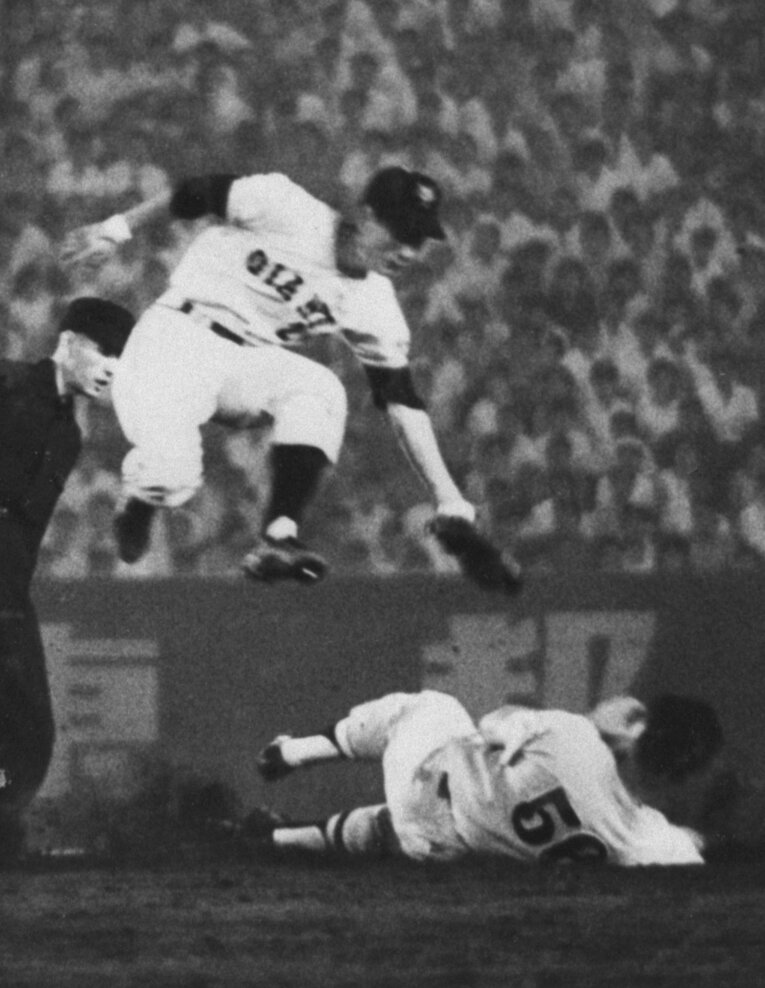 巨人の名遊撃手だった現役時代の広岡達朗　©KYODO