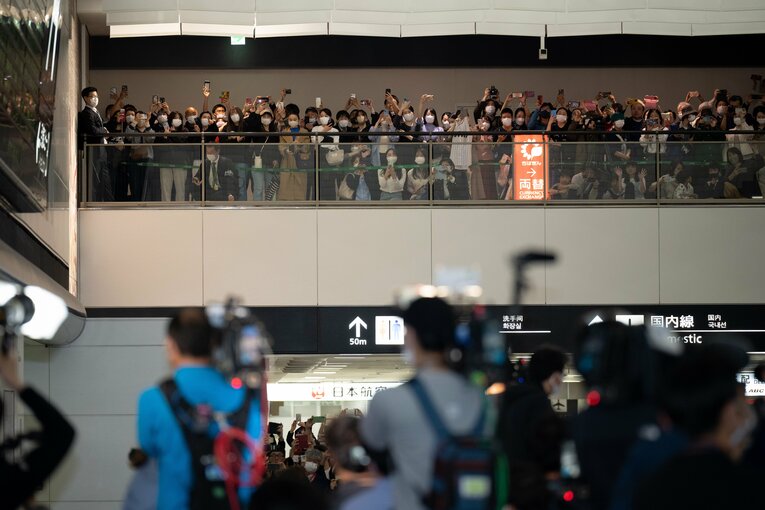 上の階まで人が溢れ返った。若い人が多い印象で老夫婦などはあまり見られなかった　©Shiro Miyake