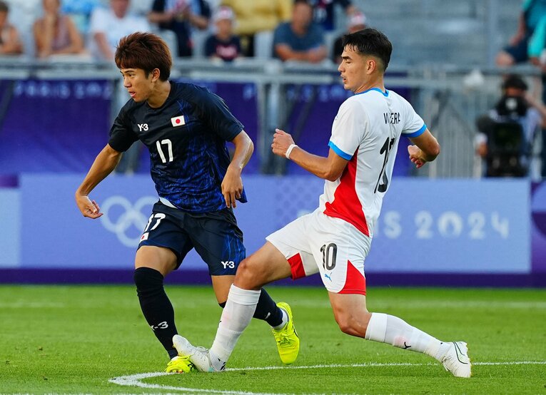 平河悠がパラグアイ選手に右足を踏まれ負傷した瞬間（全5枚中の5枚目）　©NIKKAN SPORTS