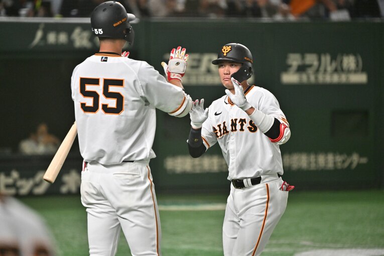 本塁打の坂本を出迎える秋広©︎Hideki Sugiyama