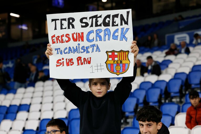 バルサ守護神テア・シュテーゲンを応援する子供の姿も