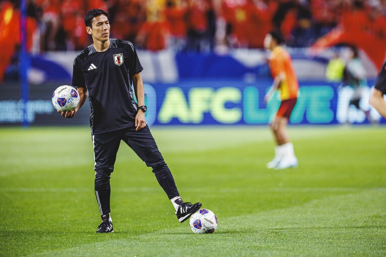 最終予選からコーチングスタッフに加わった長谷部も、日本代表の“心強い補強”と言える　©Kiichi Matsumoto