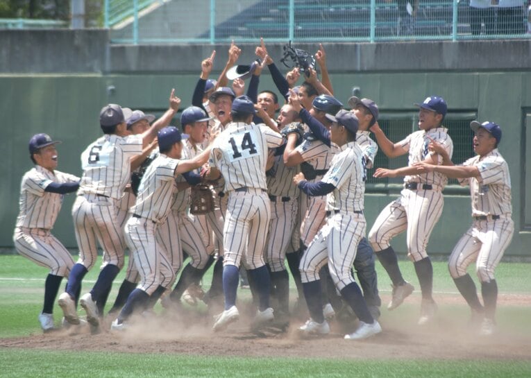 昨夏、大阪桐蔭を破って14年ぶりとなる夏の甲子園出場を決めた東大阪大柏原　©JIJI PRESS