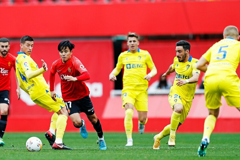 「クボはファウル覚悟で止めなければ」 残留争いで久保建英が大仕事…辛口のタクシー運転手もニコリ〈カメラマン現地取材〉(14)