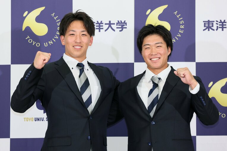 日本ハムから1位氏名された、同じ東洋大の細野晴希投手（左）と　©JIJI PRESS
