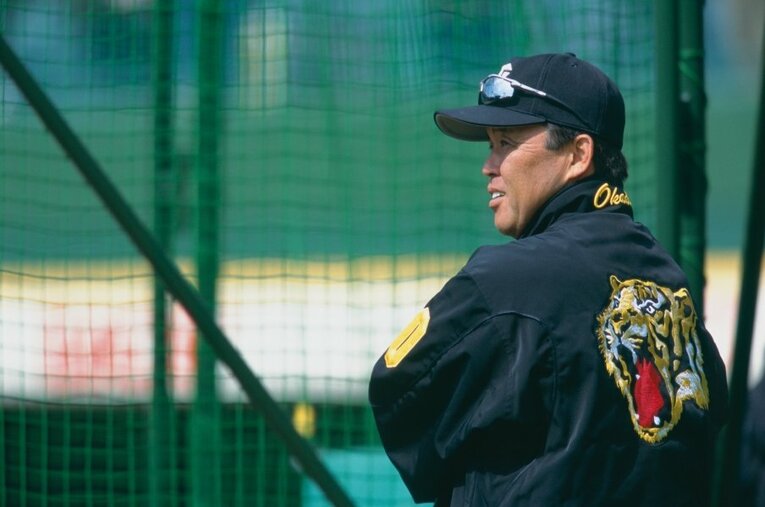 再び阪神タイガースのユニフォームに袖を通す岡田彰布新監督。「勝つ野球をやる」と力強く宣言した　©Hideki Sugiyama