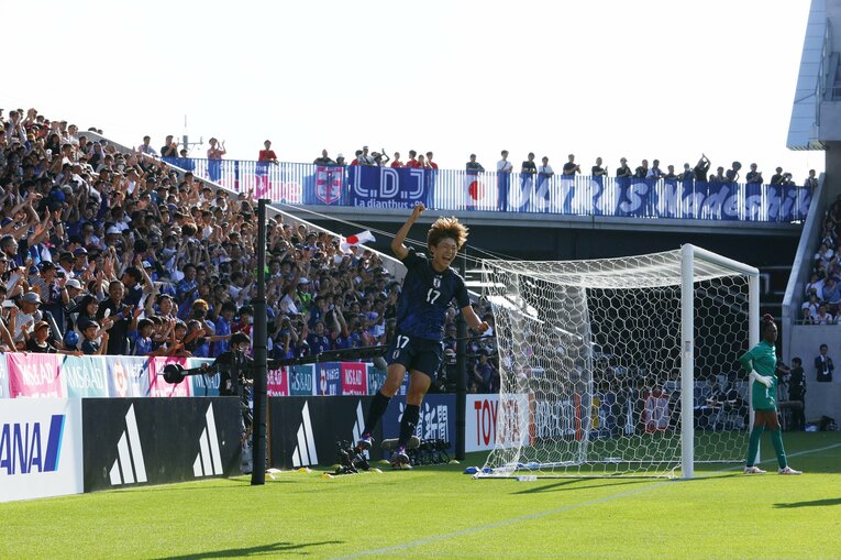 ゴールでニコニコジャンプの浜野まいか　©Shigeki Yamamoto