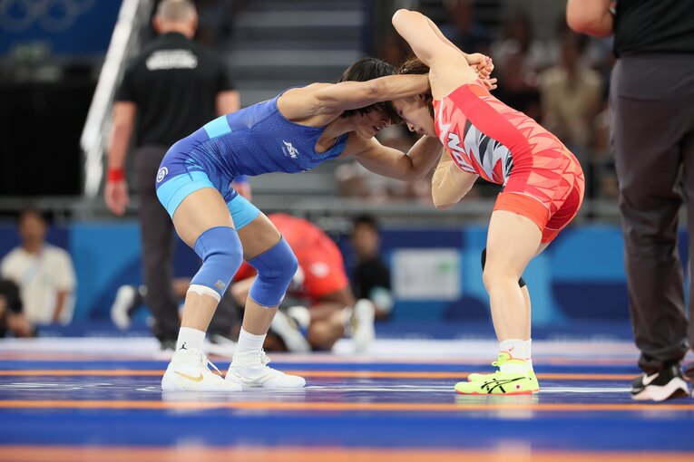 レスリング女子50kg級1回戦、須崎優衣vs.ビネシュ・フォガト　©Kaoru Watanabe/JMPA