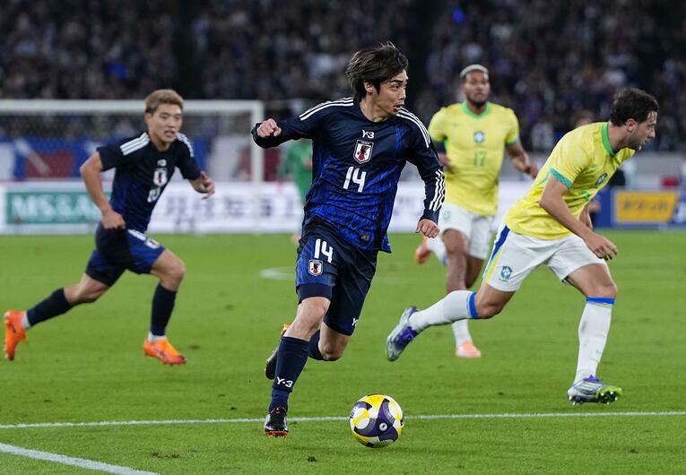 「堂安＝外、伊東＝内」の采配がハマり、右サイドから起点を作る　©KYODO