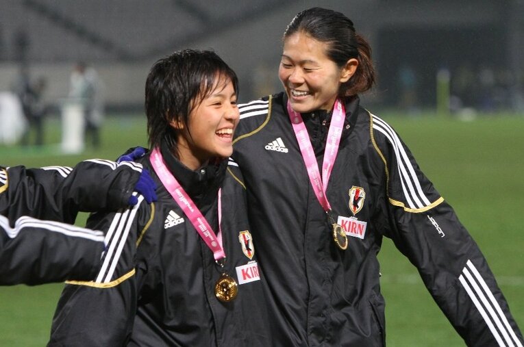 日本代表デビューとなった2010年東アジア選手権。当時16歳、大会2連覇に貢献した（右は澤穂希） ／ photograph by YUTAKA/AFLO SPORT