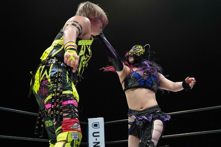 高橋に張り手を浴びせる