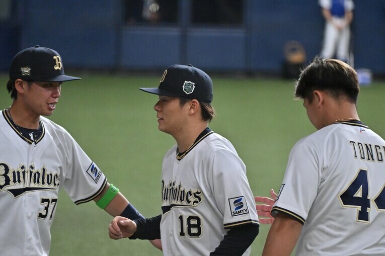 ベンチでは選手たちが出迎える　©Hideki Sugiyama