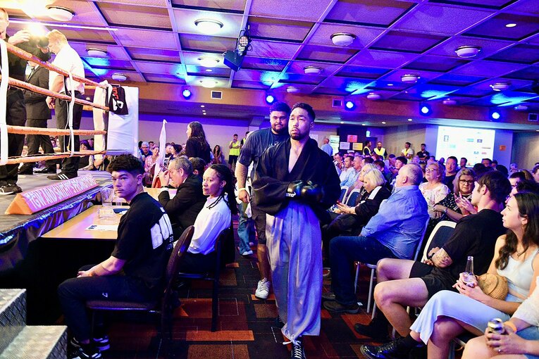 ラストサムライのサウンドトラックが会場に流れ、袴姿のリッキーが入場する（2024年11月） ©Kokou Sekine