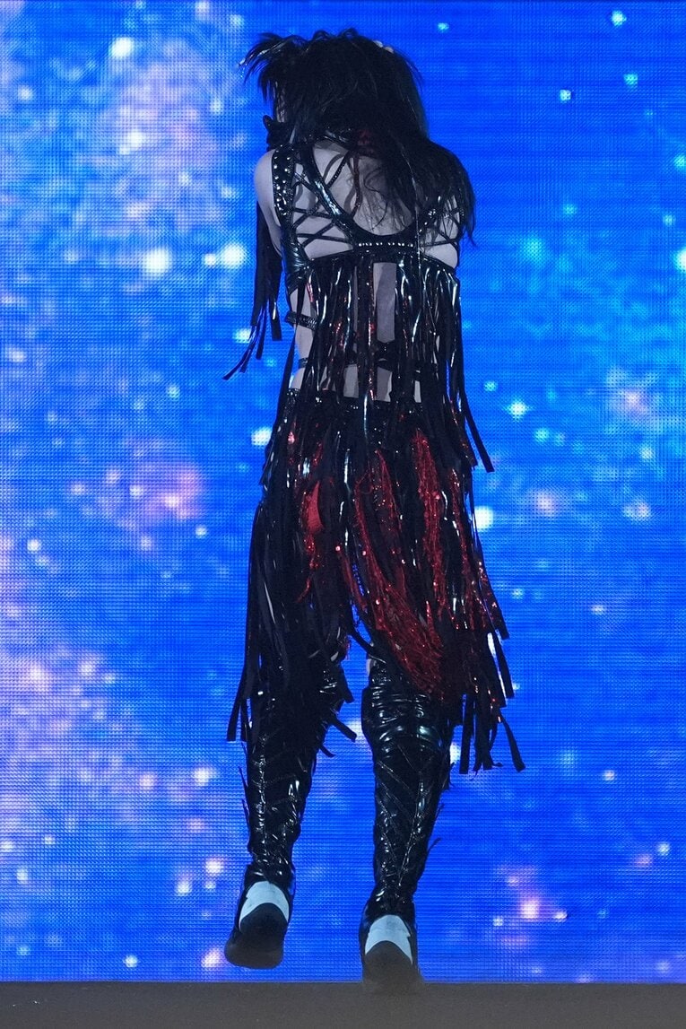 泣きながら花道を歩いて退場する上谷沙弥　©Essei Hara