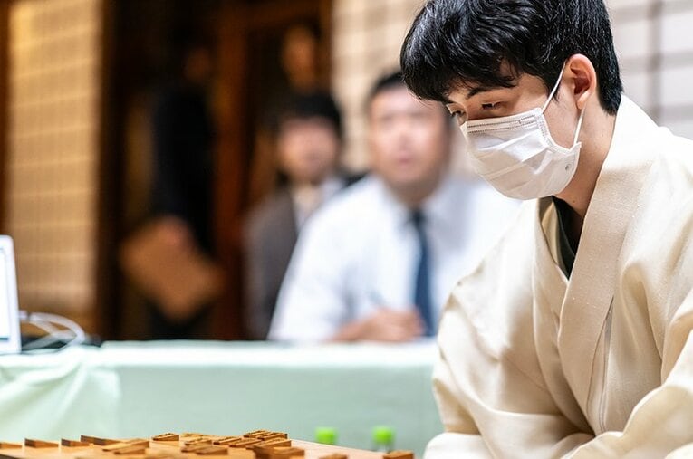 王座戦第1局、対局後の藤井聡太七冠　©Takuya Sugiyama